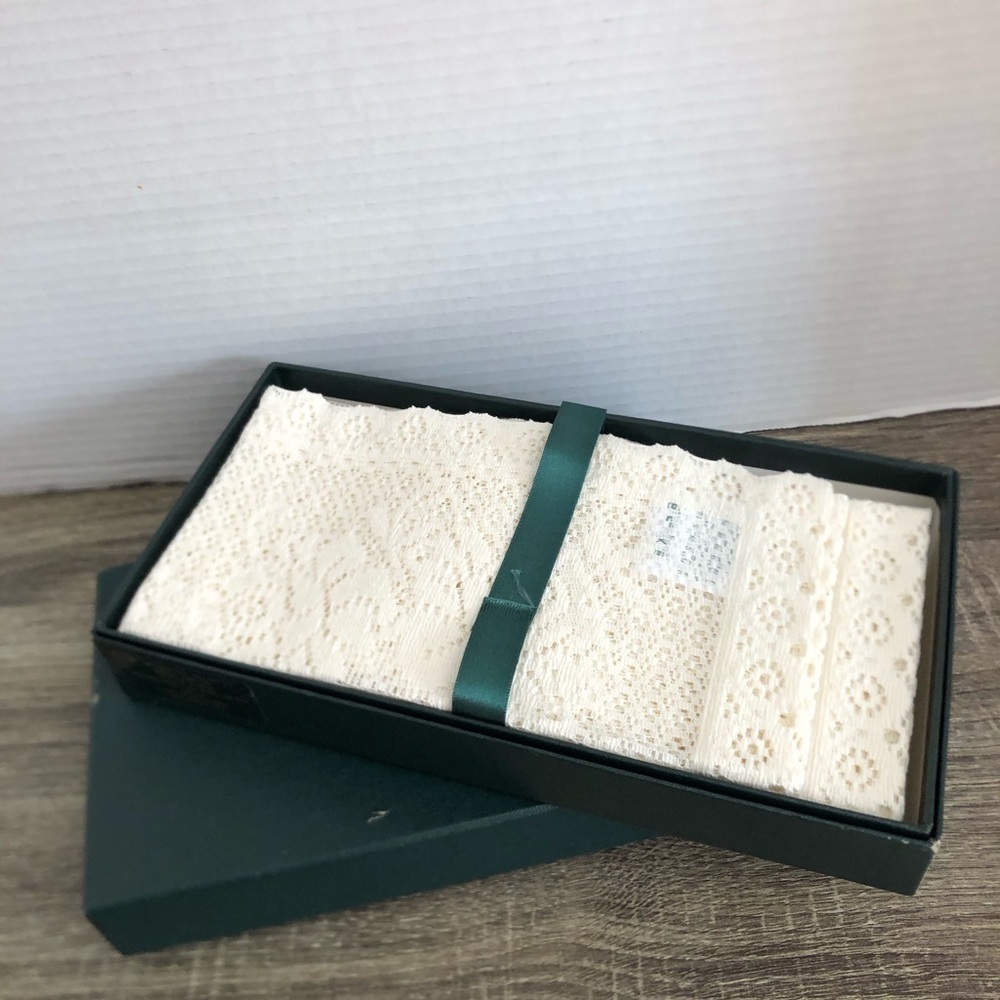 Vtg Laura Ashley Nottingham Lace Napkin Sets